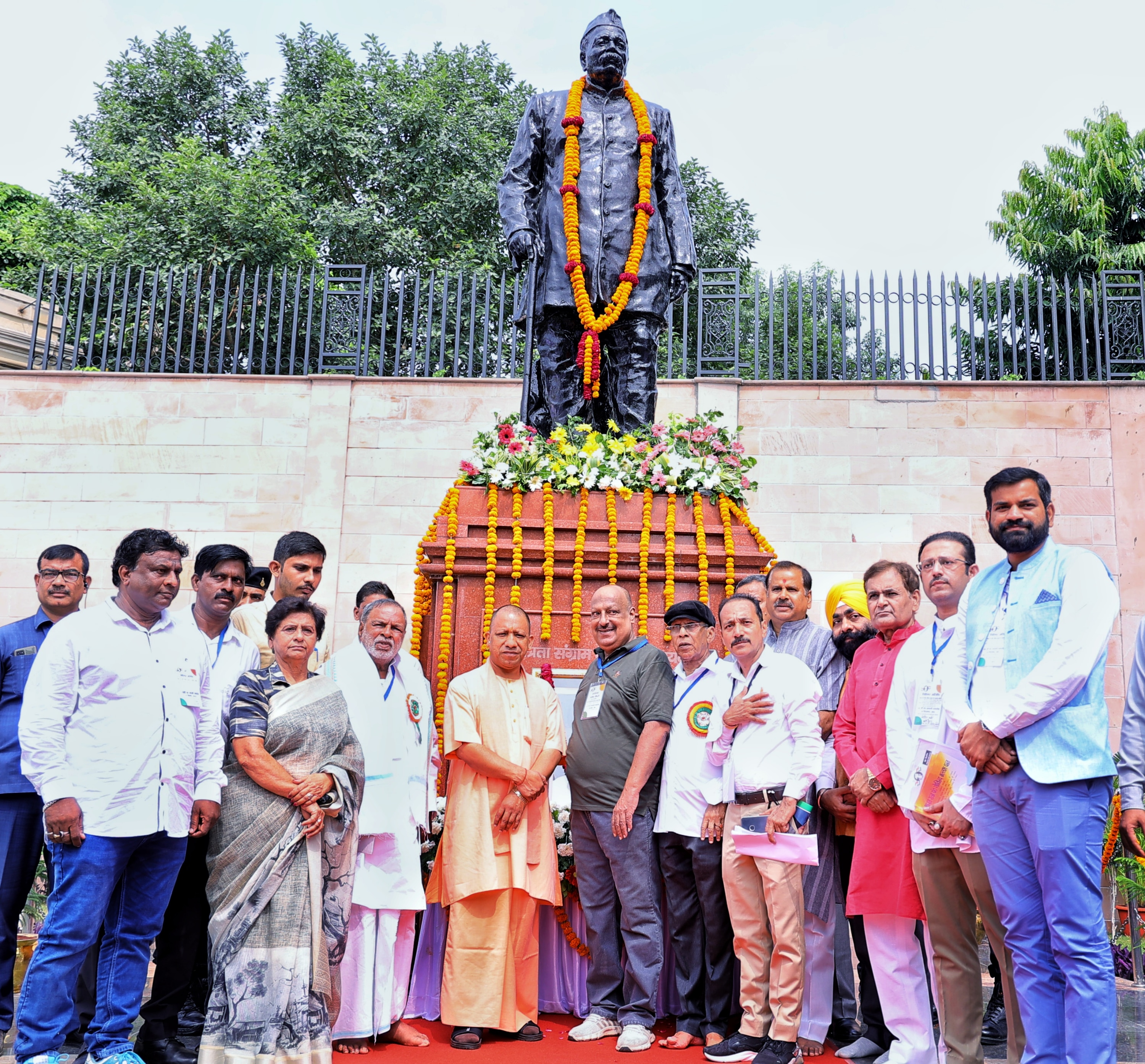 लोकभवन परिसर स्थित स्व.पंत की प्रतिमा पर सीएम ने किया माल्यार्पण