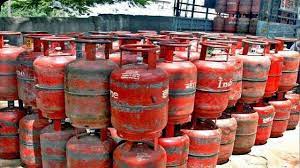 LPG Cylinder Price / मोदी सरकार का बड़ा फैसला, सिलेंडर के दाम में इतने रुपये की कटौती हुई