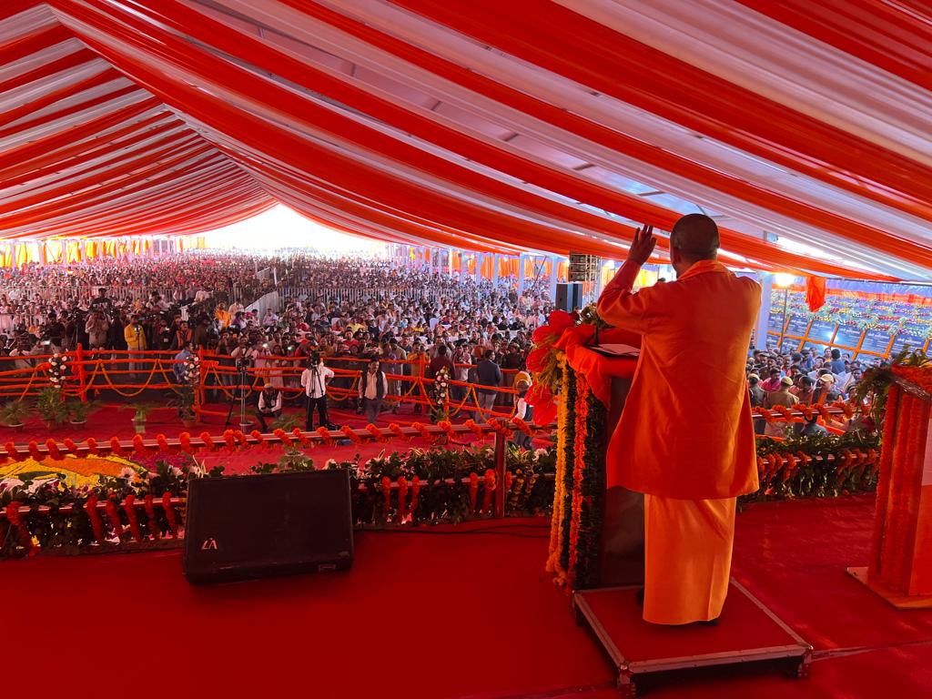 डबल इंजन सरकार में गरीबों, व्यापारियों और युवाओं के हितों से खिलवाड़ संभव नहीं: CM योगी 