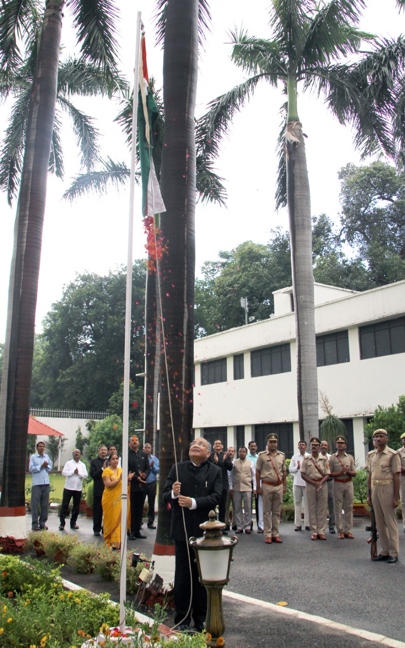 मुख्यमंत्री जन आरोग्य अभियान के माध्यम से आरोग्य कार्ड (प्लास्टिक कार्ड) वितरित कराकर अधिक से अधिक लाभार्थियों को दिलाया जाये योजना का लाभ: मुख्य सचिव