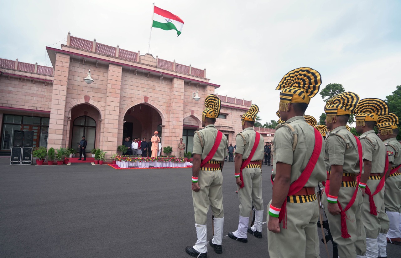 मुख्यमंत्री योगी ने दिया आईपीएस प्रभाकर चौधरी सहित पांच पुलिसकर्मियों को उत्कृष्ट सेवा पुलिस पदक