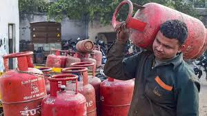 LPG Cylinder Price / LPG सिलेंडर के बढ़े दाम, दिल्ली समेत अपने शहर के करें नए रेट चेक