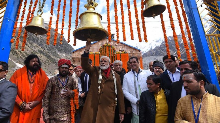 केदारनाथ मंदिर में पीएम मोदी, पहले पूजा, फिर परिक्रमा