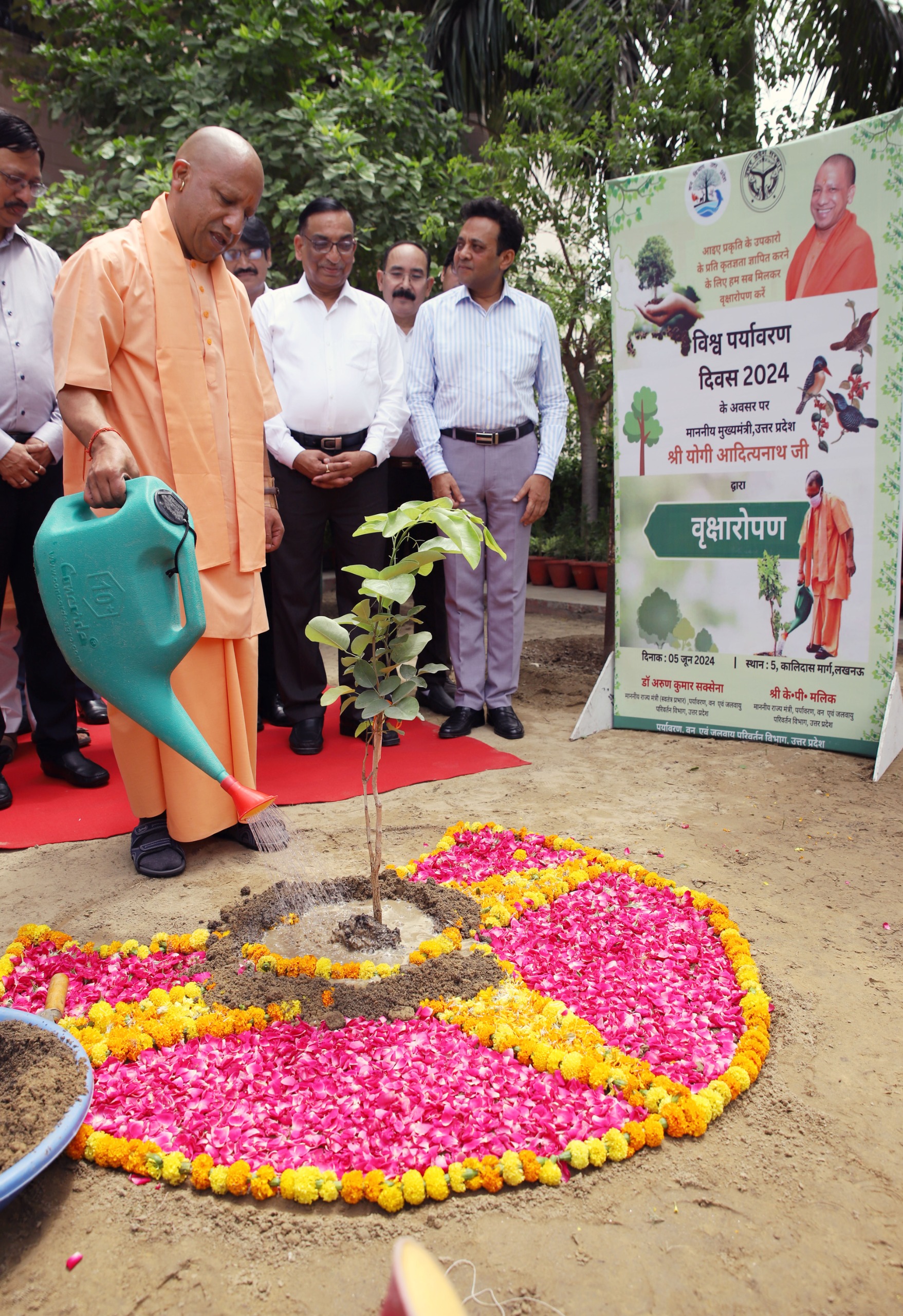 विश्व पर्यावरण दिवस पर सीएम योगी ने किया पौधरोपण, सीएम आवास में लगाया चंदन का पौधा