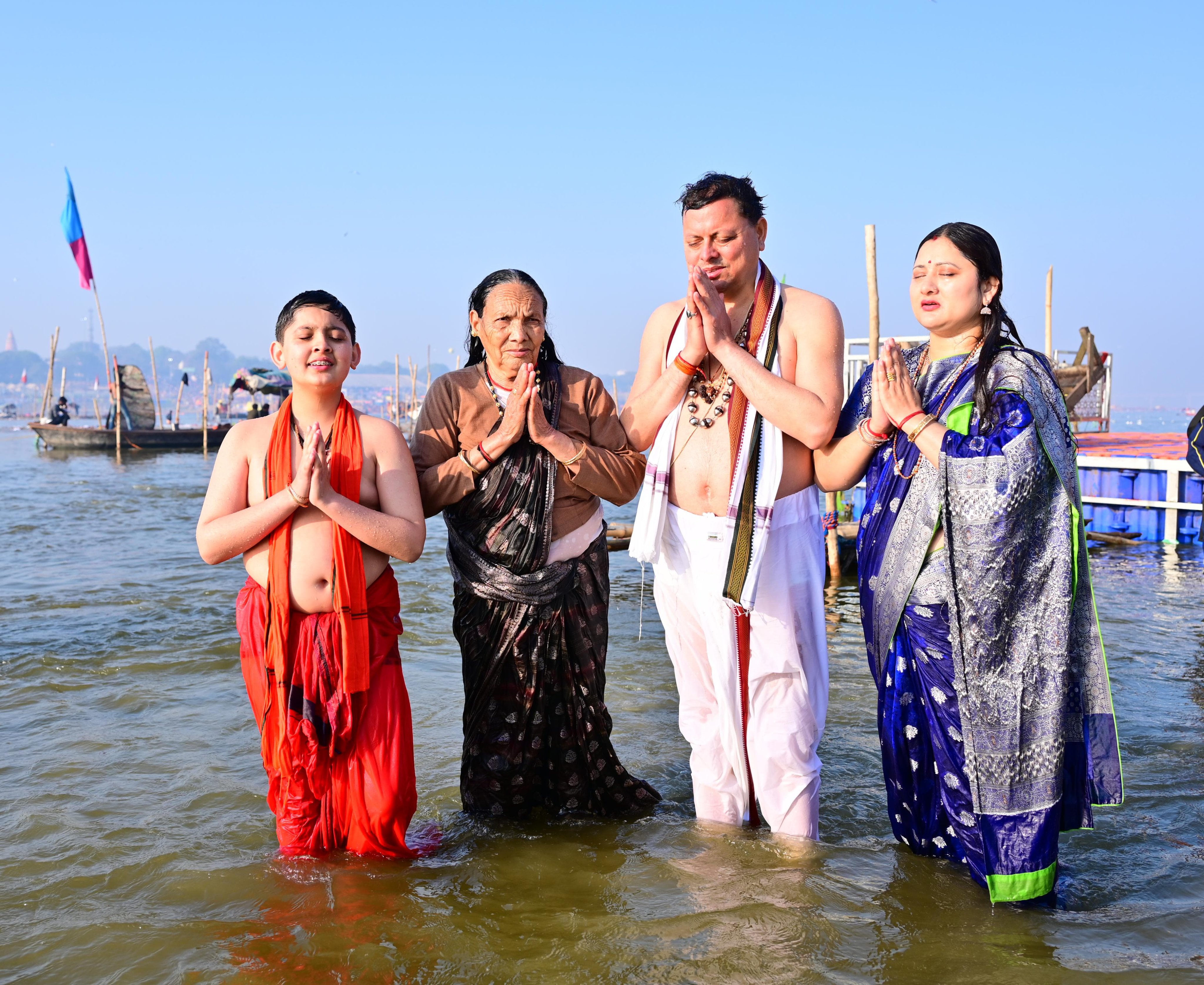  उत्तराखंड के सीएम धामी ने परिवार संग संगम में लगाई डुबकी, बोले- हरिद्वार में कुंभ 2027 को भी बनाएंगे भव्य