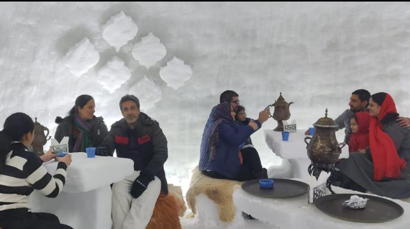 कश्मीर में खुला भारत का पहला Igloo Cafe ,SNOW  के बीच लीजिये HOT HOT  खाने मज़ा  