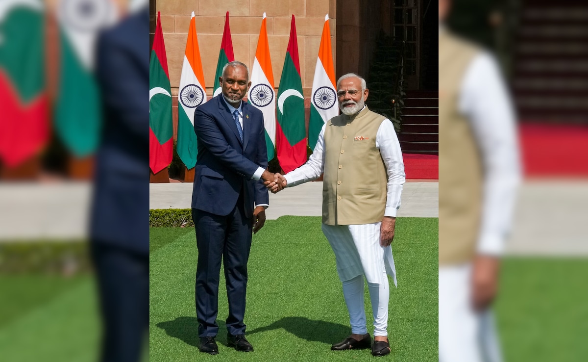 India-Maldives News / राष्ट्रपति मुइज्जू ने की PM मोदी से मुलाकात, हनीमाधू एयरपोर्ट के रनवे का किया उद्घाटन