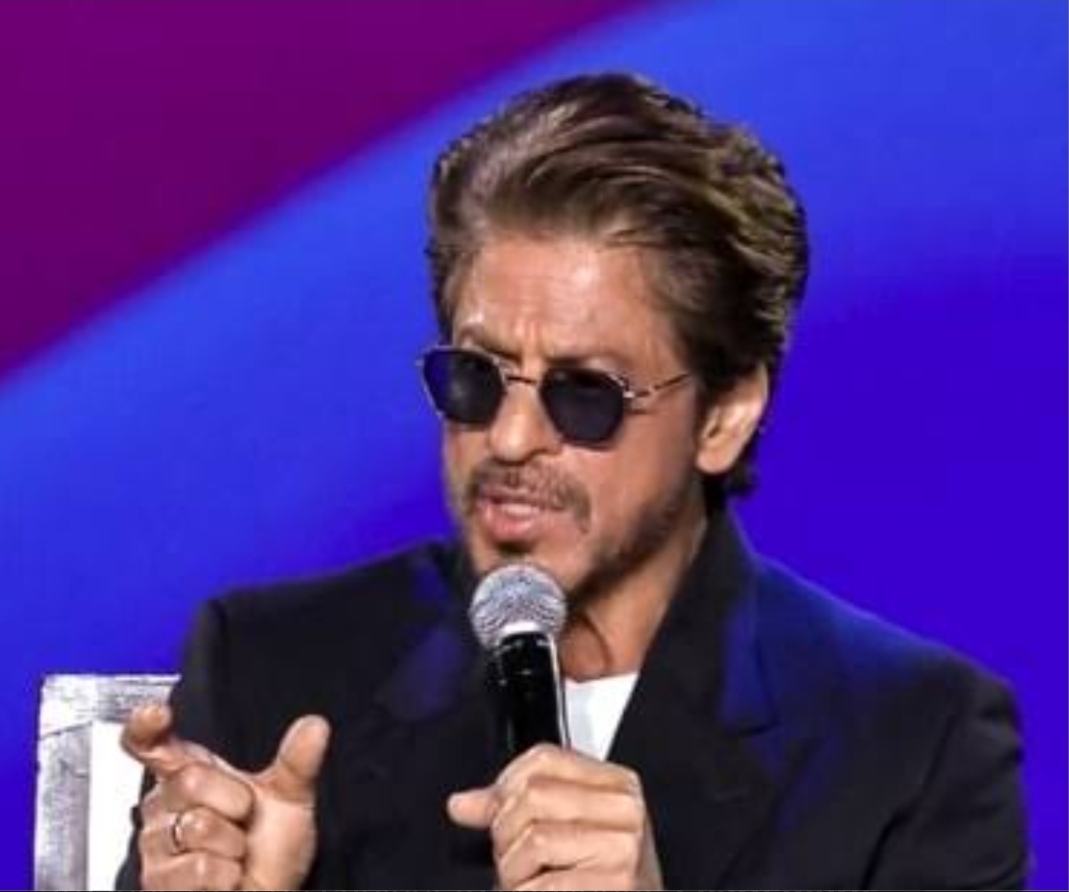 Shah Rukh Khan Updates Fans on Arm Injury: “National Award Uthane Ke Liye Ek Haath Hi Kaafi Hai”