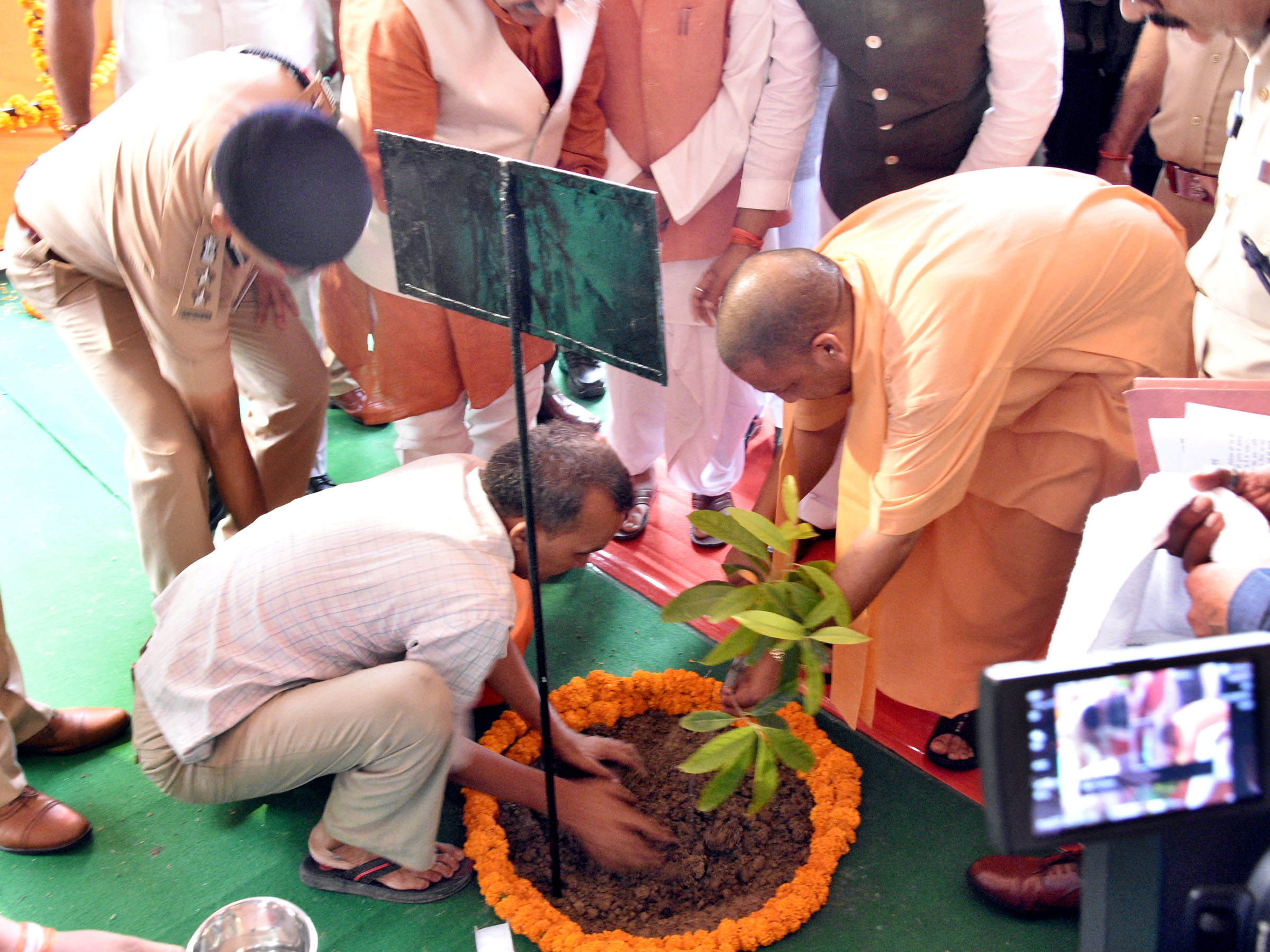  योगी आदित्यनाथ  ने पौधरोपण कर होमगाड्र्स संगठन द्वारा  11 लाख वृक्षारोपण अभियान का शुभारम्भ किया