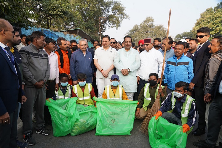 उत्तराखंड स्थापना दिवस से पहले सड़क पर उतरे सीएम धामी, झाड़ू लगाकर दिया स्वच्छता का संदेश