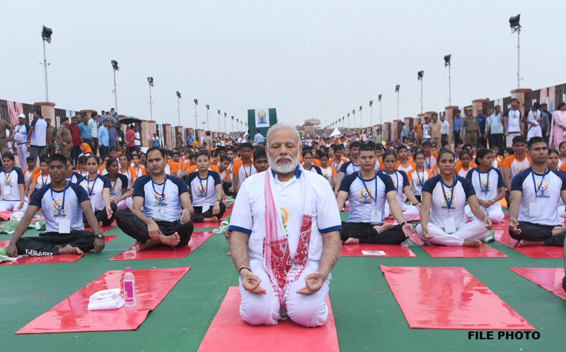 प्रधानमंत्री देहरादून में चौथे अंतरराष्ट्रीय योग दिवस समारोहों का नेतृत्‍व किया 