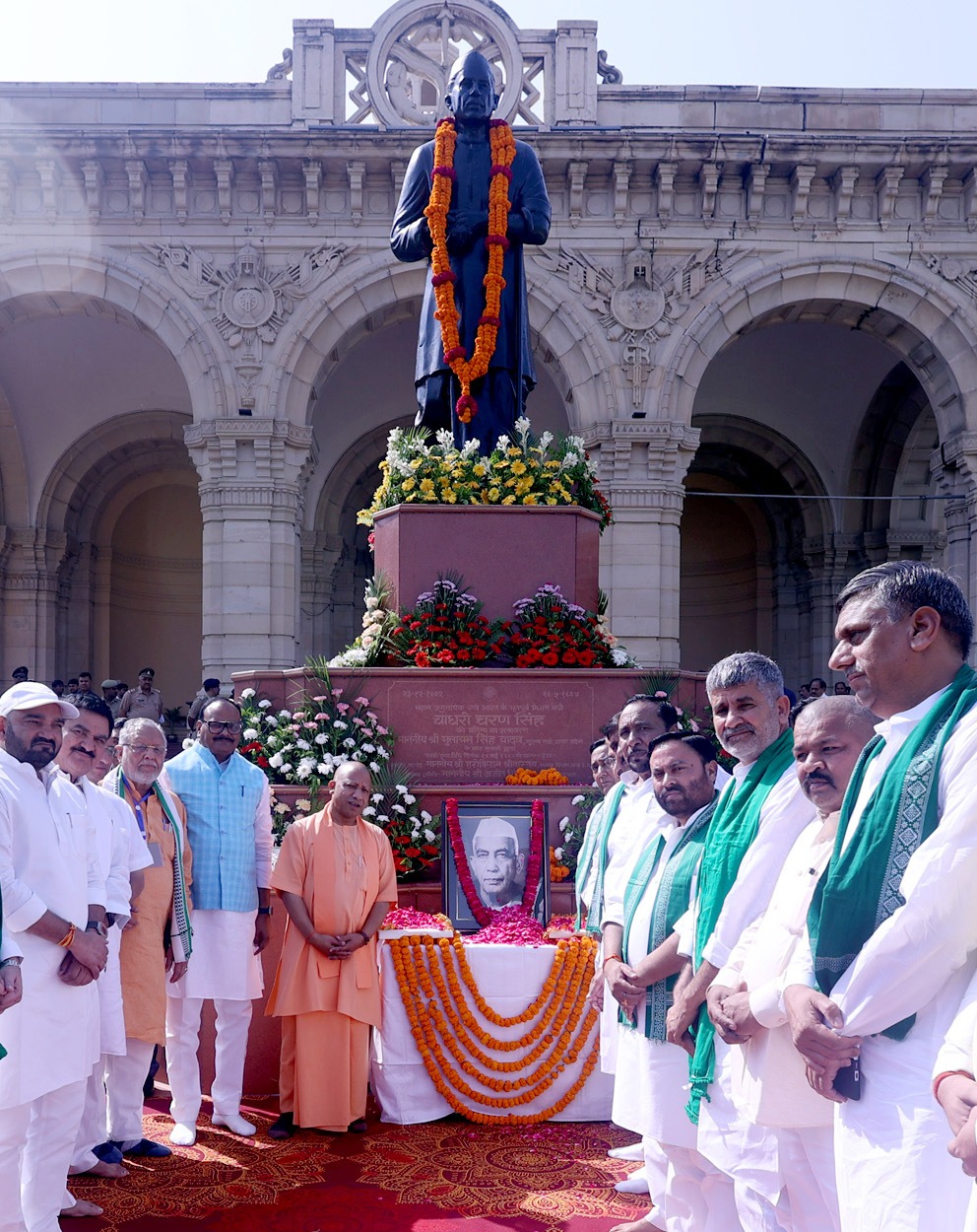 किसानों व श्रमिकों के कल्याण के लिए समर्पित था चौधरी चरण सिंह का जीवनः सीएम योगी 