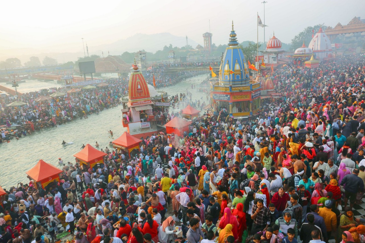 Kartik Purnima 2025: Devotees Take Holy Dips as Ghats Shine for Dev Deepawali