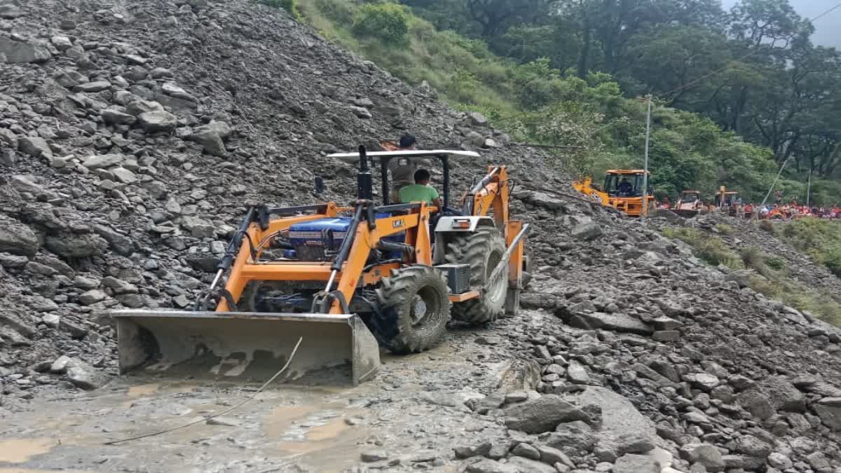 गंगोत्री राष्ट्रीय राजमार्ग में विशनपुर के पास भूस्खलन, जेसीबी से हटाया जा रहा मलबा