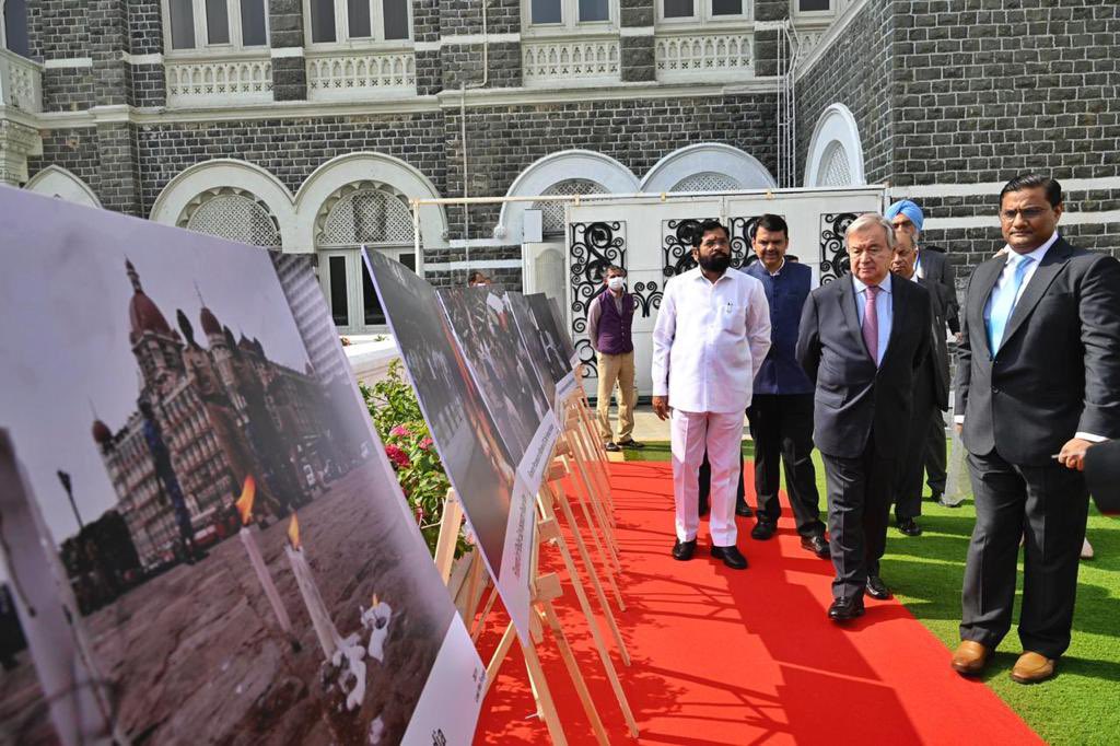 संयुक्त राष्ट्र के महासचिव एंटोनियो गुटेरेस ने मुंबई के ताजमहल पैलेस होटल में 26/11 आतंकी हमलों के पीड़ितों को श्रद्धांजलि दी