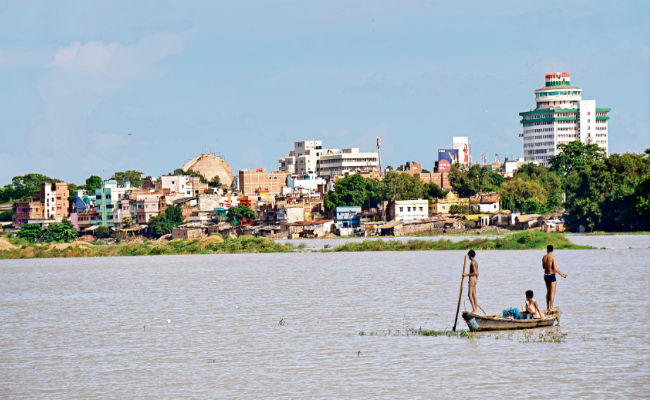 वाराणसी में बढ़ते तापमान से गंगा का जल स्तर हुआ कम