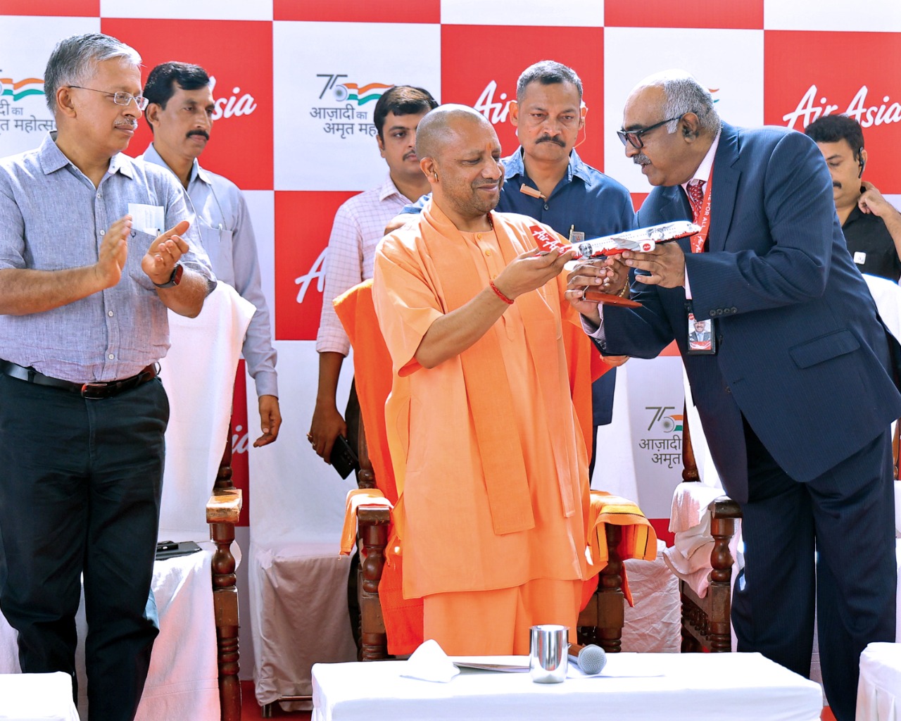 गोवा और बंगलुरु के लिए एयर एशिया की सेवा शुरू,  सीएम योगी ने किया उद्घाटन