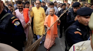 मुख्यमंत्री योगी ने की झाड़ू लगा कर किया स्वच्छता अभियान की शुरआत