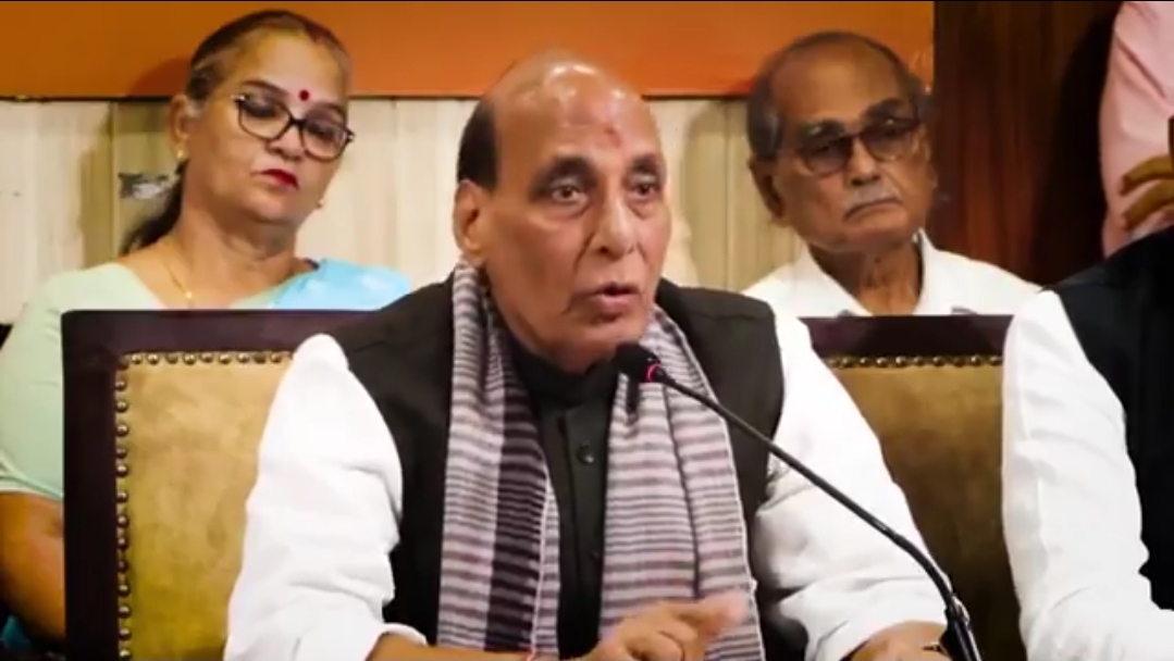 राजनाथ सिंह का कांग्रेस पर वार, बोले- देश में अराजकता फैलाने की कोशिश