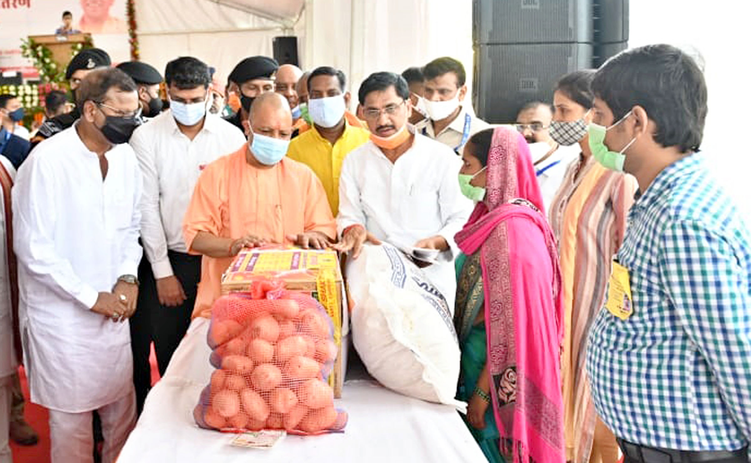 मुख्यमंत्री योगी  ने महराजगंज के बाढ़ प्रभावित क्षेत्रों का निरीक्षण किया