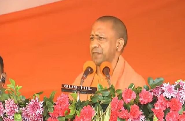 CM योगी: अखिलेश यादव पर जमकर साधा निशाना, बोले- मुफ्त तो दूर पहले बिजली तो देते बबुआ