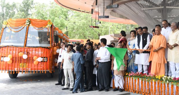 CM योगी ने आलमबाग बस टर्मिनल का लोकार्पण किया 40 नये प्रवर्तन वाहनों का किया शुभारम्भ…