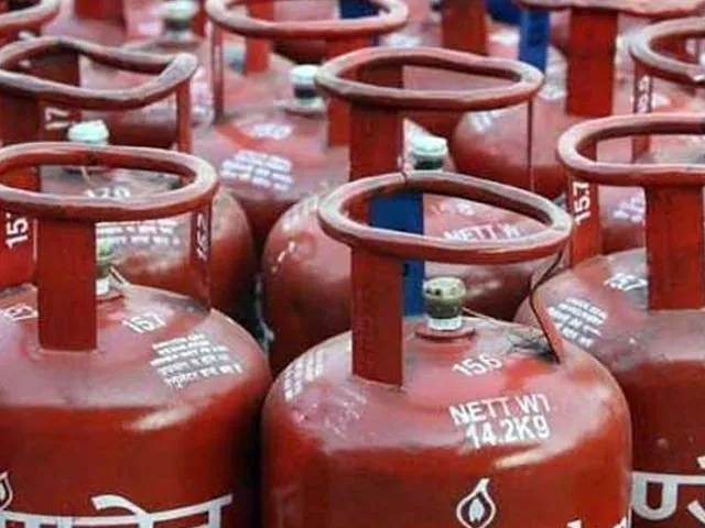 Kitchen Gas Cylinder / रक्षाबंधन पर PM Modi ने दिया सभी बहनो को गिफ्ट- 200 रुपये सस्ता हुआ गैस सिलेंडर