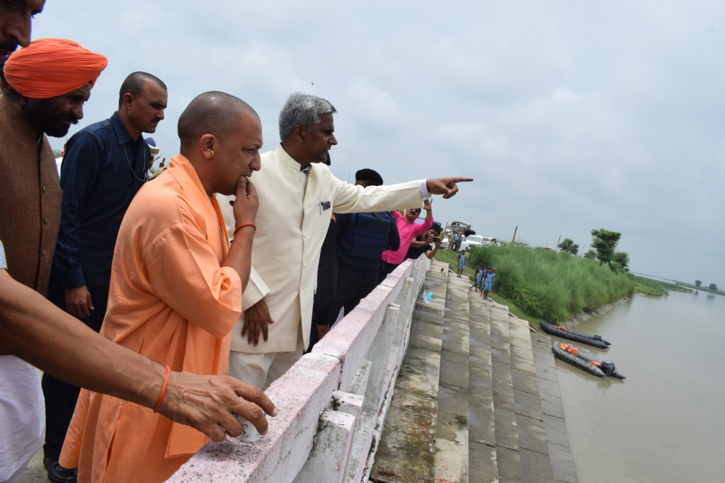 मुख्यमंत्री योगी ने लखीमपुर खीरी के बाढ़ प्रभावित क्षेत्रों का हवाई सर्वेक्षण किया