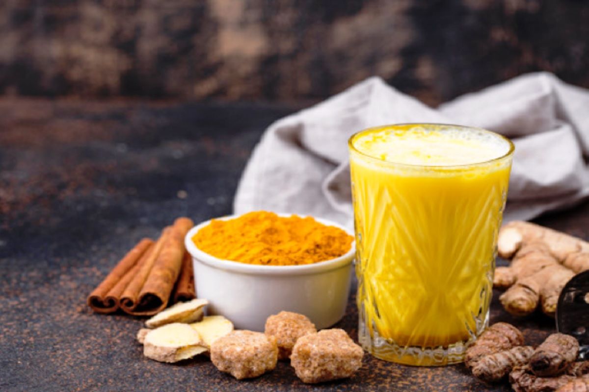 Turmeric Milk: सेहत के लिए चमत्कार है हल्दी वाला दूध