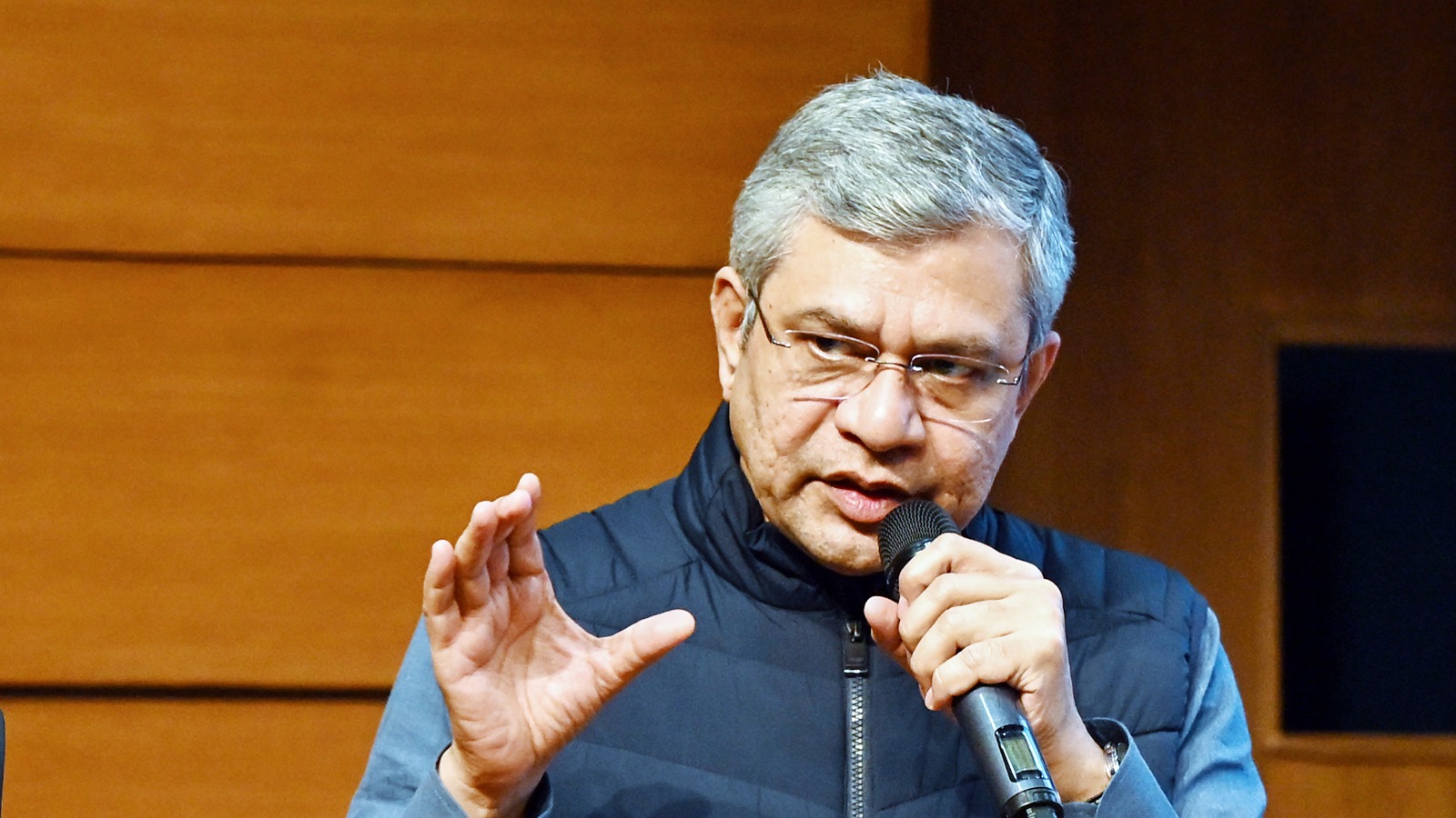 Indian Railways Introduces Major Crowd Management Measures at Stations to Enhance Passenger Safety