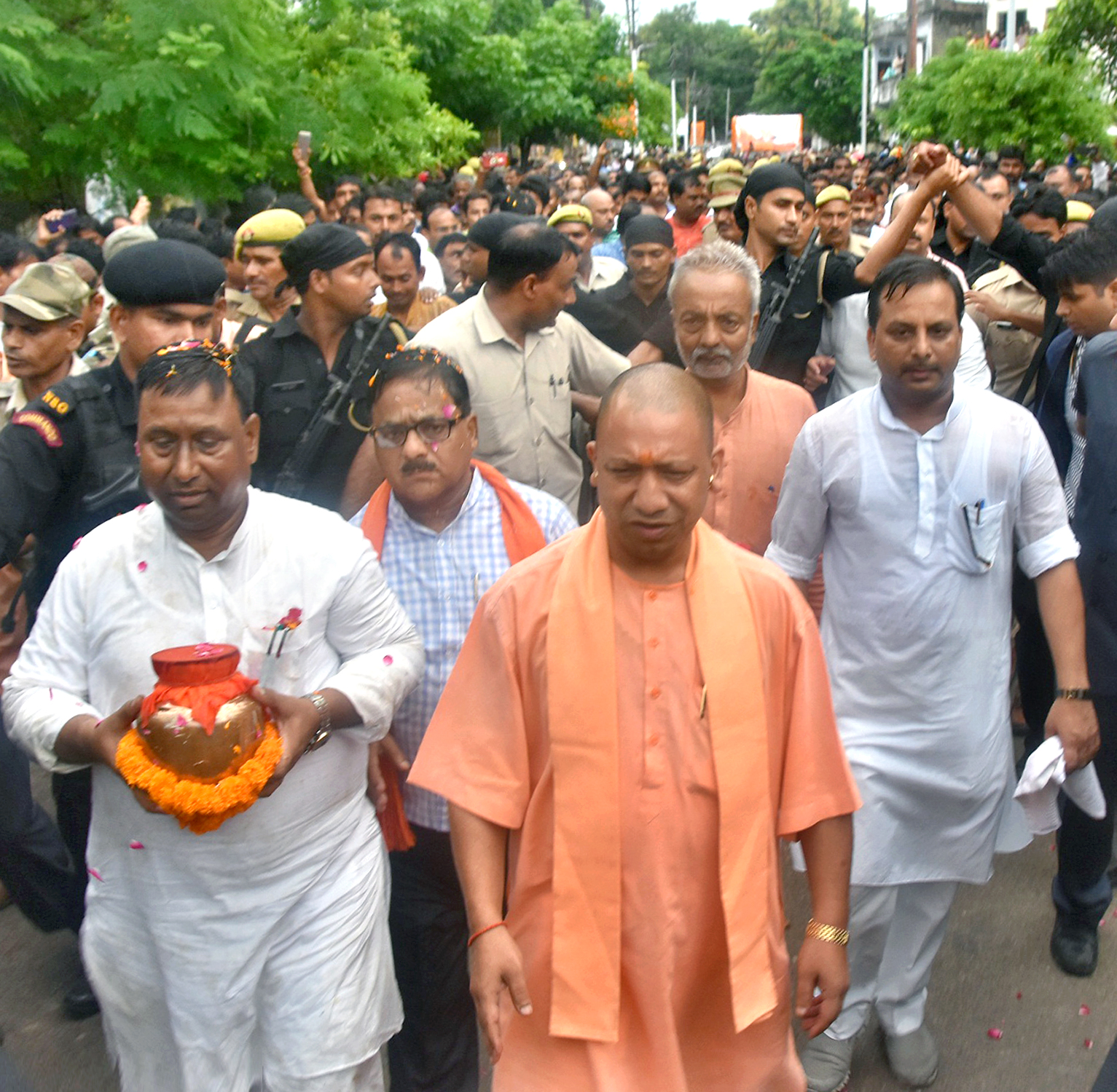 CM योगी ने गोरखपुर में राप्ती नदी में पूर्व प्रधानमंत्री  स्व0 अटल बिहारी वाजपेयी जी कीे अस्थियों का विसर्जन किया