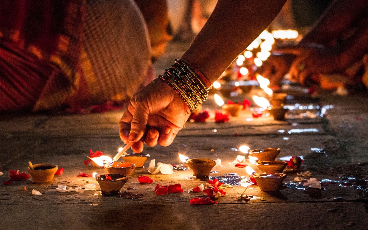 भारत के साथ दुनिया में शुरू हुआ प्रकाश का उत्सव, सांस्कृतिक कार्यक्रमों का दौर जारी