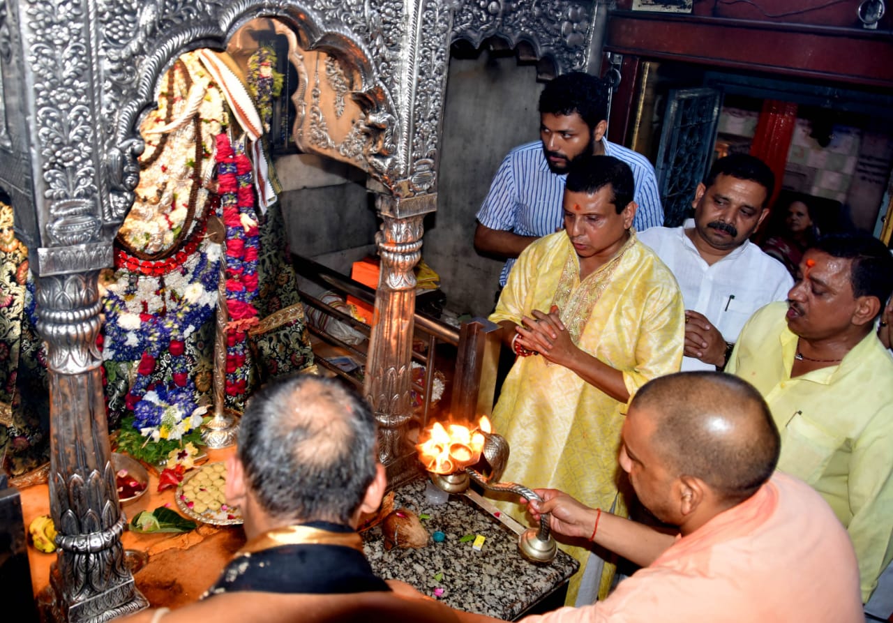 विश्वनाथ मंदिर में सीएम योगी ने टेका मत्था, निर्माणाधीन परियोजना का किया निरीक्षण