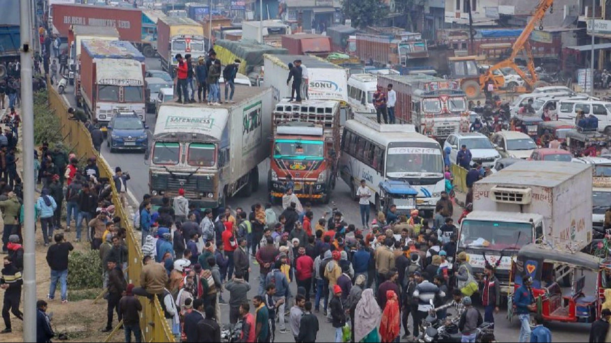 Truck drivers protest: ट्रकों की हड़ताल से गड़बड़ाई सप्लाई चेन, कई शहरों में ईंधन -सब्जियों की भारी कमी 