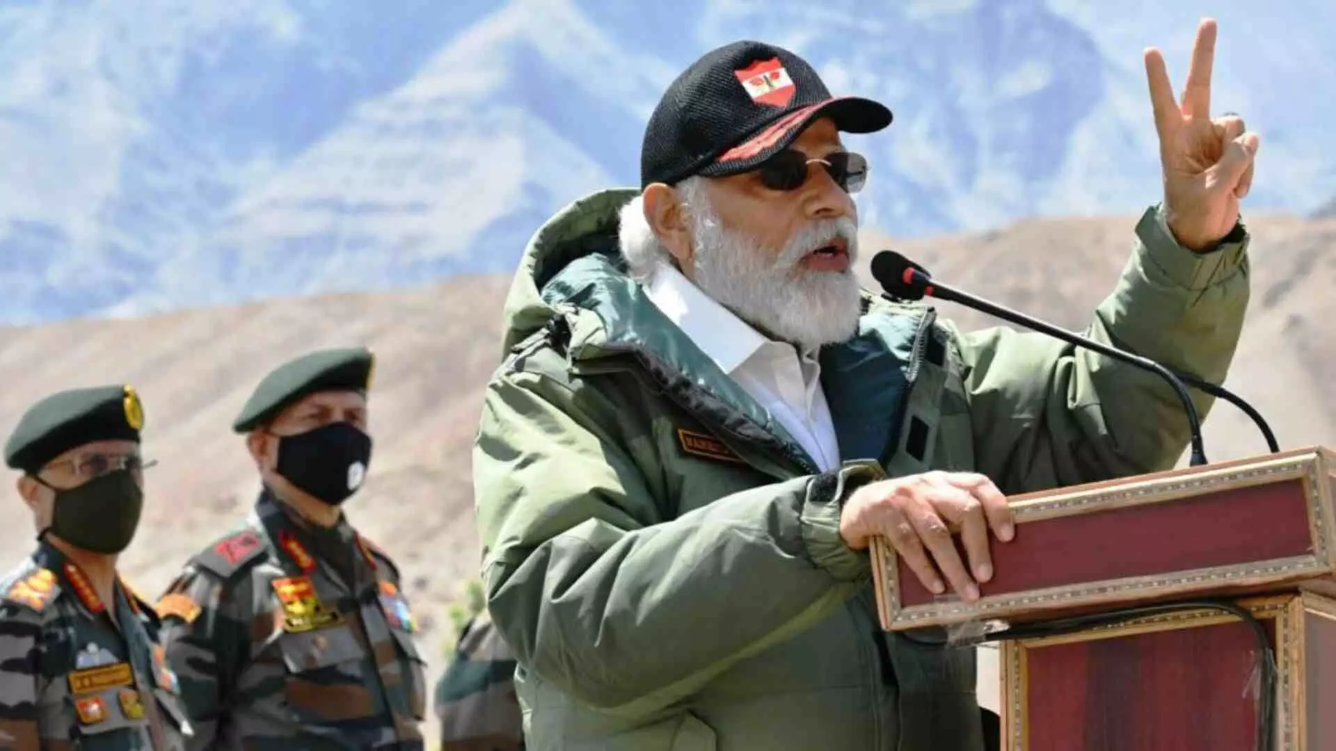 Kargil Vijay Diwas: कारगिल पहुंंचे पीएम मोदी, वॉर मेमोरियल में शहीदों को किया नमन