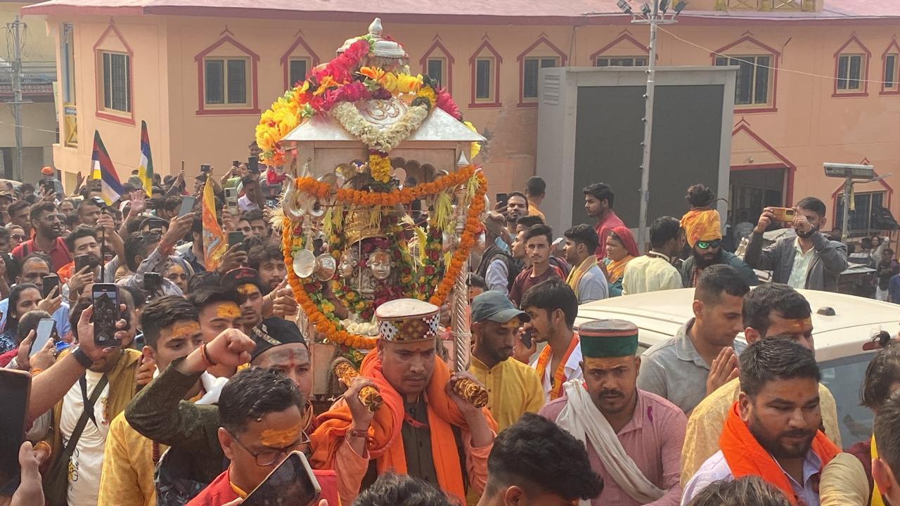 बाबा केदार की पंचमुखी डोली विश्वनाथ मंदिर गुप्तकाशी से दूसरे पड़ाव फाटा के लिए रवाना