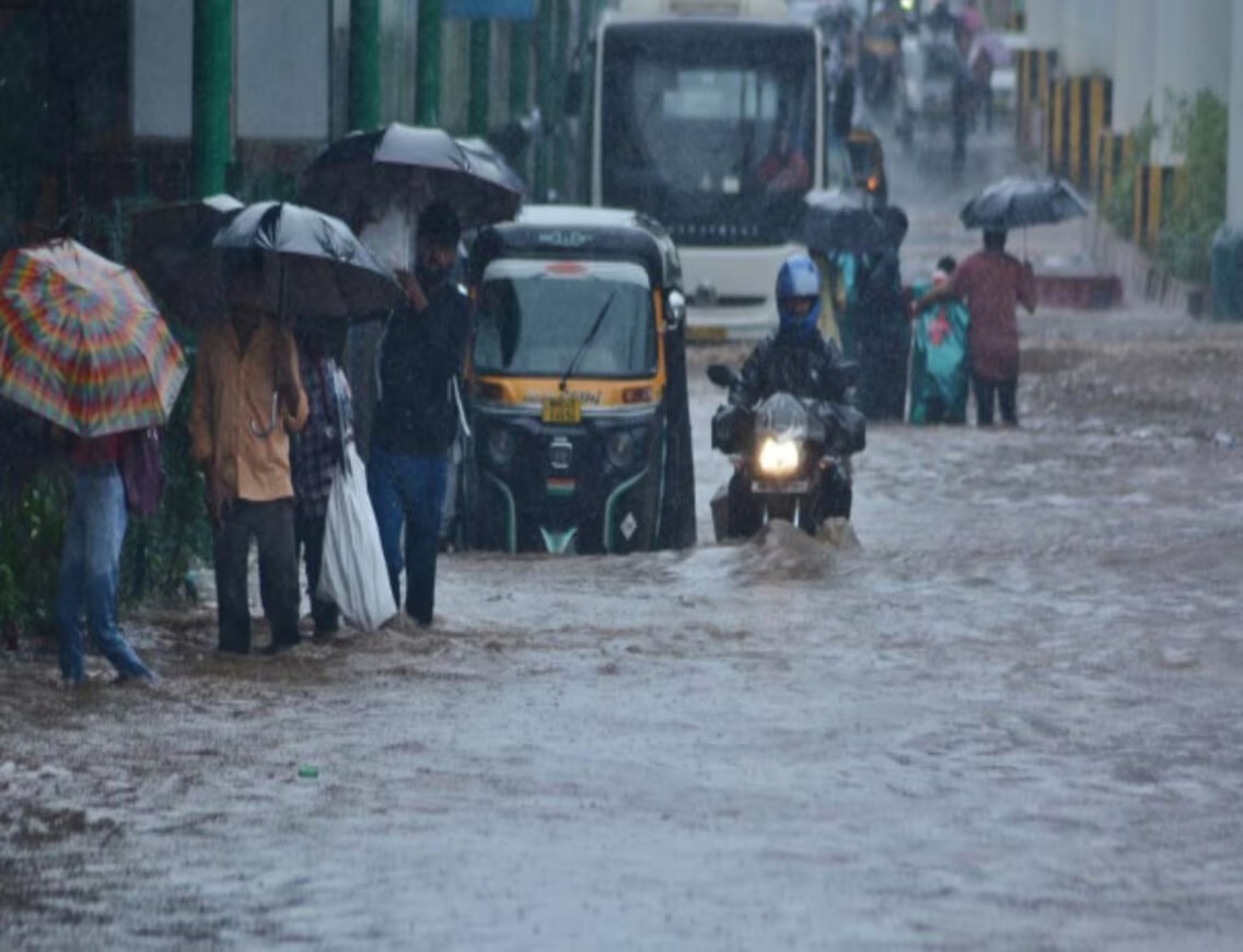 Weather Updates: गुजरात में भारी बारिश से जनजीवन अस्त व्यस्त, मौसम विभाग ने 8 राज्यों को जारी किया रेड अलर्ट