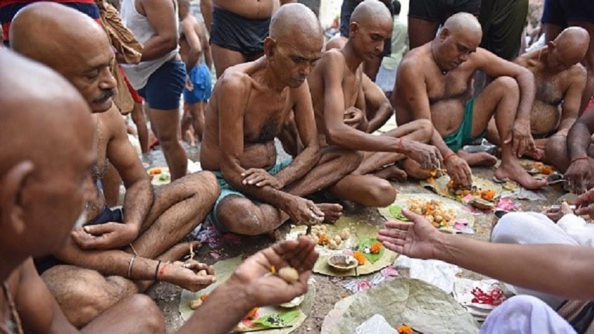 Pitru Paksha 2022: श्राद्धपक्ष में ये 7 चमत्कारी चीजें दान करने से जाग उठेगी सोई तकदीर...