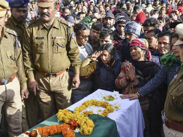 पुलवामा के वीरों को श्रद्धांजलि:  देश भर में गुस्सा, आंखें हुई नम