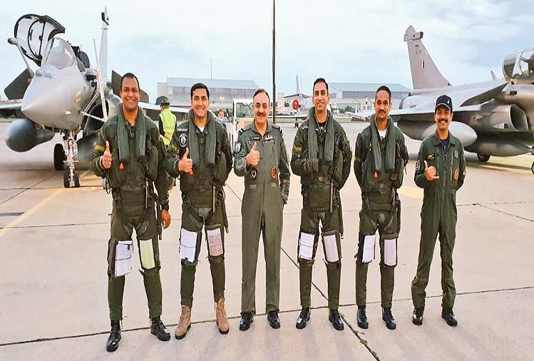 Rafale Fighter Jet : फ्रांस से तीन और राफेल लड़ाकू विमानों ने आज भरी भारत के लिए उड़ान, इंडियन एयर फोर्स के पास अब होंगे 17 Rafale 