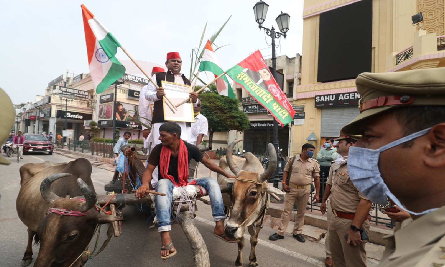 UP विधानसभा मानसून सत्र : रिक्शा और बैलगाड़ी से पहुंचे सपा-कांग्रेस के नेता