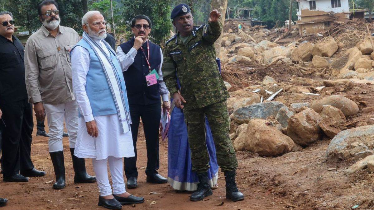 PM Modi in Wayanad: वायनाड में क्षतिग्रस्त स्कूल को देखकर भावुक हुए पीएम, पूछा-कितने बच्चों ने अपने माता-पिता को खोया