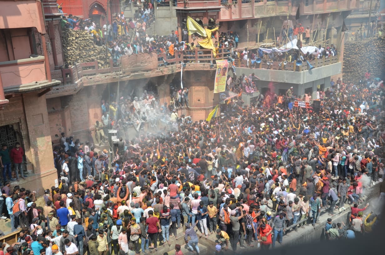 काशी के मणिकर्णिका घाट पर धधकती चिताओं के बीच शिव भक्तों ने खेली चिता भस्म की होली