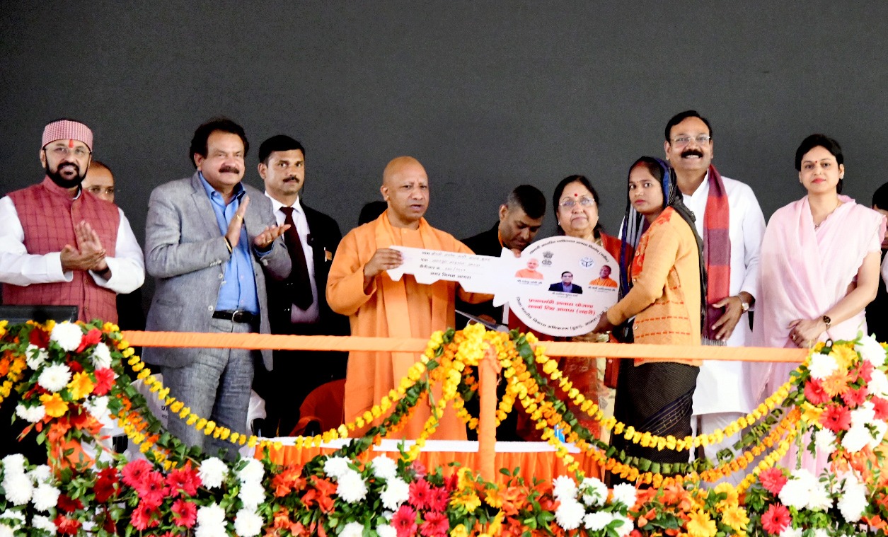 योगी ने आगरा में आयोजित प्रबुद्ध सम्मेलन में हुए शामिल आगरा में आईटी और इलेक्ट्रॉनिक्स के उद्योगों को बढ़ावा 