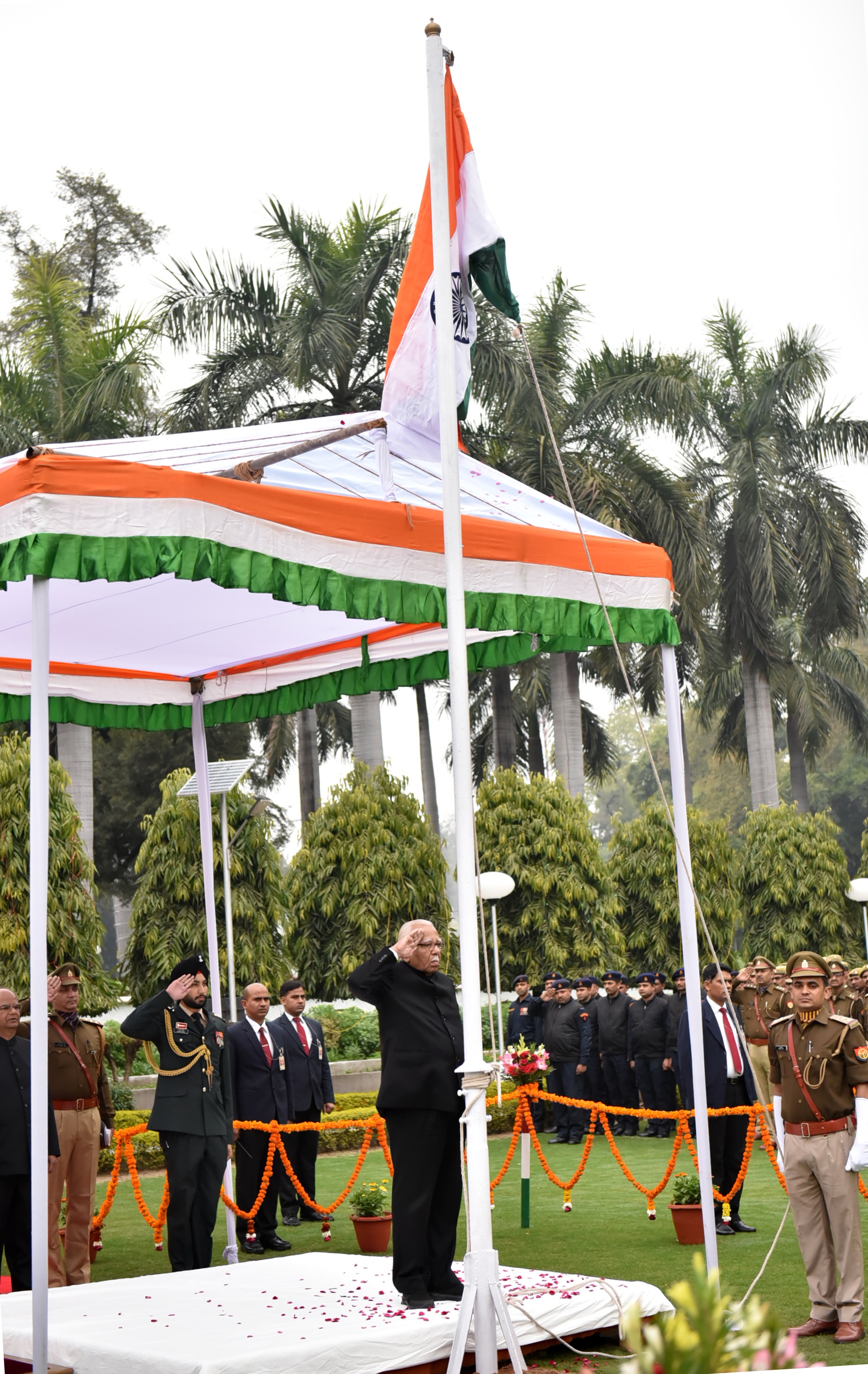 राज्यपाल राम नाईक  ने गणतंत्र दिवस के अवसर पर राजभवन में झण्डारोहण किया 