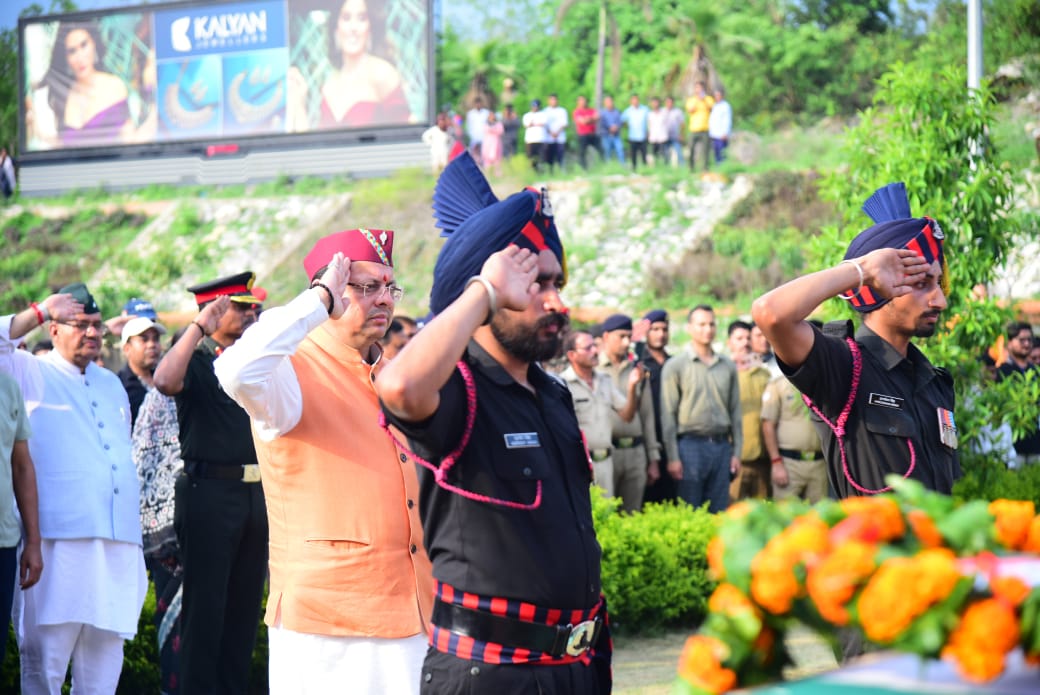 मुख्यमंत्री धामी ने नम आंखों से दी उत्तराखंड के वीर सपूतों को श्रद्धांजलि