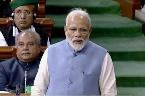 पहली बार  संसद में गले मिलना और गले पडऩे का फर्क पता चला:मोदी 