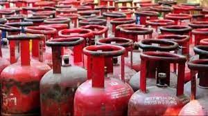 LPG सिलेंडर पड़ेगा 300 रुपये सस्ता, सब्सिडी वाले बैंक खाते से लिंक करा लें आधार कार्ड