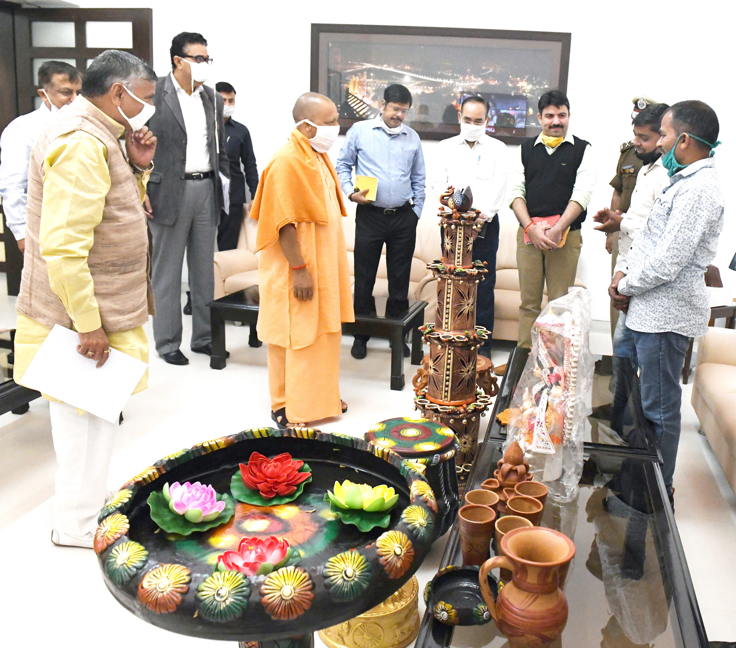 मुख्यमंत्री योगी से माटी कला मेले में प्रतिभाग कर रहे शिल्पकारों एवं कारीगरों ने भेंट की