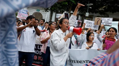 कोलकाता की घटना के बाद कड़े कानून की मांग को लेकर दिल्ली के जंतर-मंतर पर डॉक्टरों का प्रदर्शन